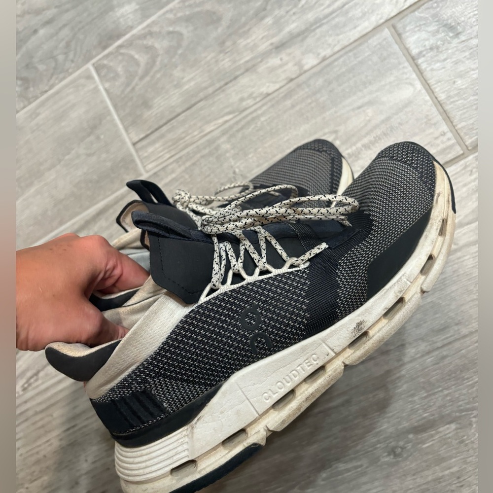 Men’s 7.5 black and white on clouds. I love them for women’s shoes too!